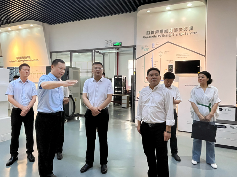 瑞能股份董事长毛广甫向调研组介绍公司新技术、新产品